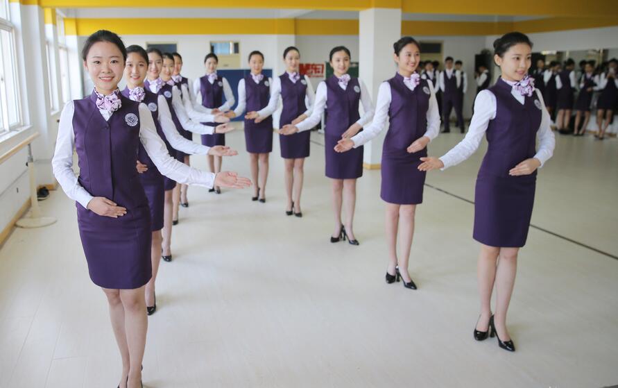 直播預(yù)告:短裙秀美腿!實(shí)拍&ldquo;00后&rdquo;女神備戰(zhàn)空乘藝考