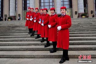 西藏政協委員洛桑山丹與克珠在政協開幕會后走出會場的禮儀風采