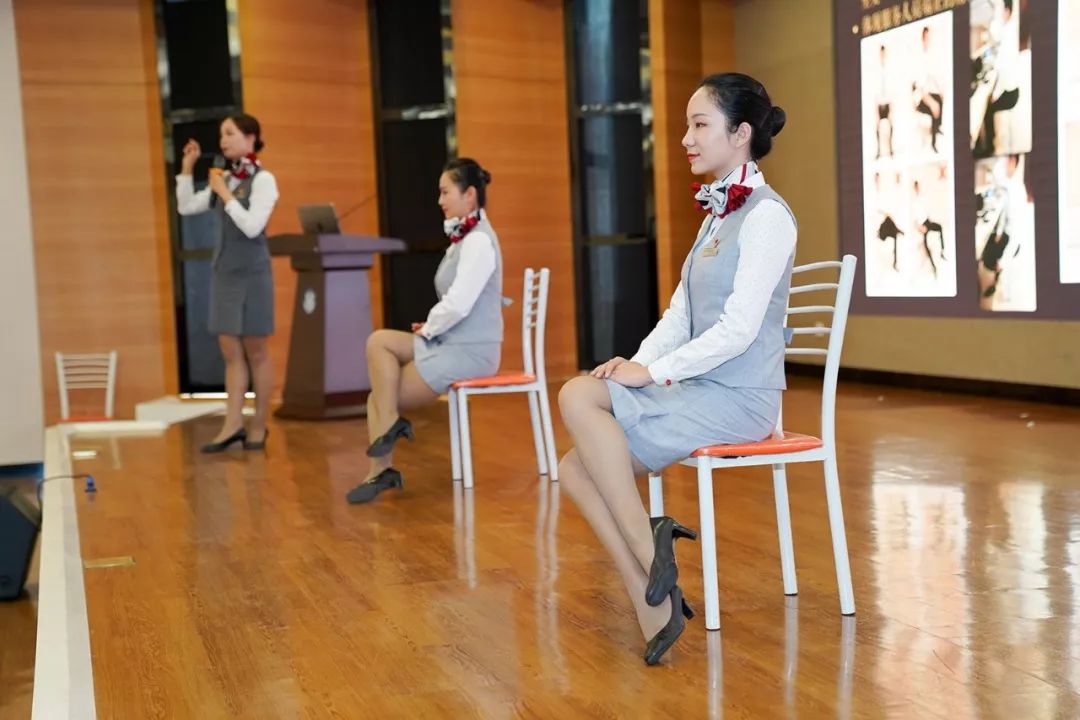 向空姐學禮儀 柳州市工人醫院服務禮儀培訓班助力提升服務能力